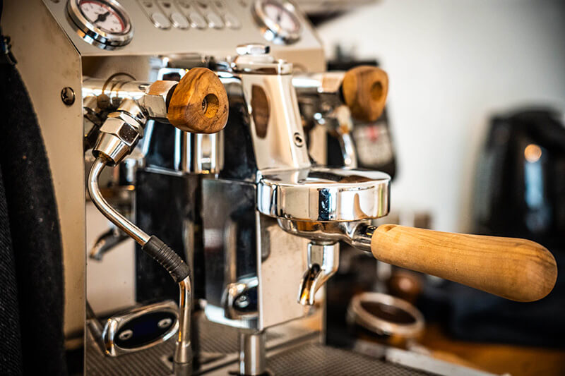 Nahaufnahme einer Siebträger Kaffeemaschine